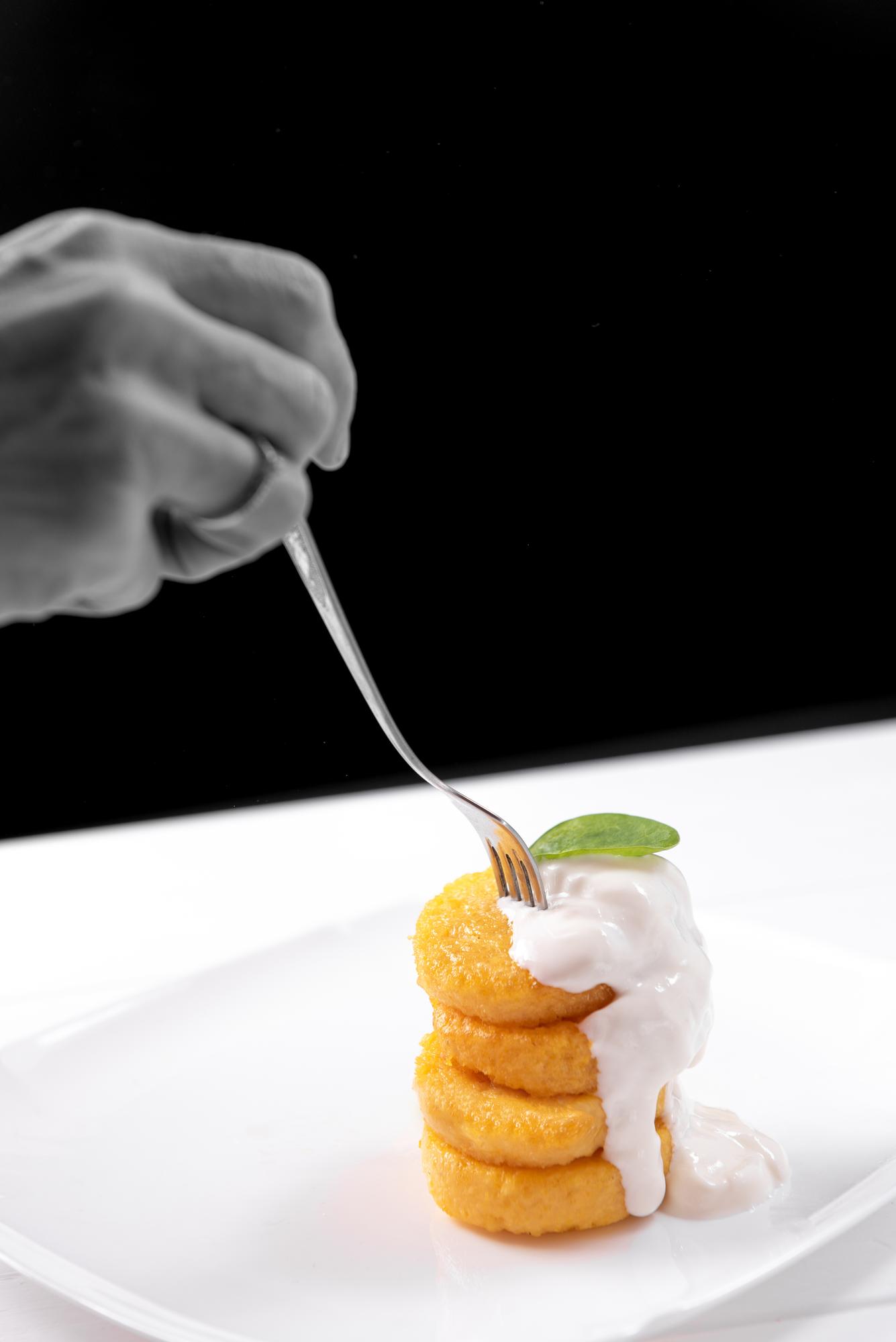 Anrichten eines Desserts mit Pinzette
